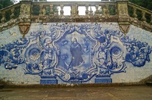Dekoratives Paneel zeigt die Jungfrau Maria, die die Schlange zertritt, Lamego, Portugal. 1738 von Portuguese School