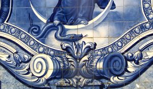 Detail eines dekorativen Panels, das die Jungfrau Maria zeigt, wie sie die Schlange zertritt, Lamego, Portugal. 1738 von Portuguese School