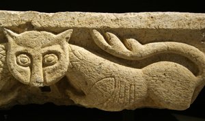 Detail eines zoomorphen Kapitells von einer der ursprünglichen Säulen