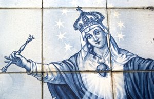 Detail der Jungfrau Maria von einem dekorativen Panel, das sie zeigt, wie sie die Schlange zertritt, Lamego, Portugal. 1738 von Portuguese School