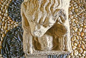 Löwe, der einen Mann frisst, Sockel des Sarkophags von D. Afonso Pires, ehemaliger Bischof von Porto, Lamego, Portugal ca. 1372 von Portuguese School