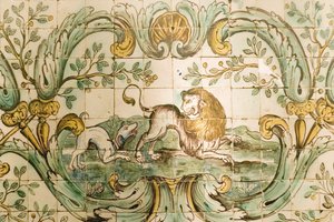 Majolika-Fliesen, die einen Hund zeigen, der einen Löwen jagt, aus dem Jagdzimmer im Palacio da Praia, Belem, ca. 1680