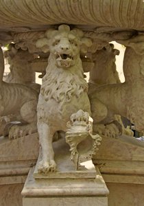 Mythische gehörnte Löwen-Atlanten am Sockel eines Brunnens, Quinta da Regalia, Sintra, Portugal ca. 1915 von Portuguese School