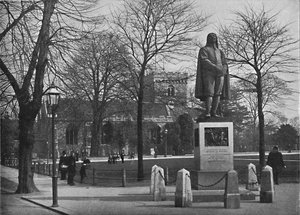 Bedford: St. Peters Kirche und die Bunyan-Statue von Poulton and Co