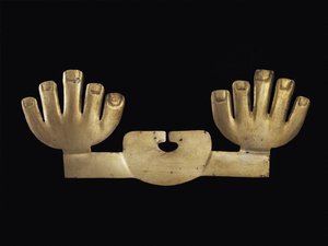 Nasenornament mit Händen, möglicherweise Moche