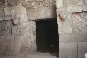 Ein Türrahmen mit geschnitzten Köpfen, Spätklassische Periode von Pre Columbian