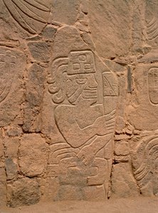 Figur eines Kriegers mit Helm und Keule (Stein)