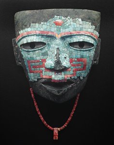 Begräbnismaske bedeckt mit Türkis- und Rotmuschel-Mosaik. Artefakt aus Teotihuacan, Mexiko-Stadt. Teotihuacan-Zivilisation - Präkolumbianische Kunst: Begräbnismaske aus Türkis- und rosa Steinen aus der Zivilisation von Teotihuacan III (300-650 n. Chr.) Mex