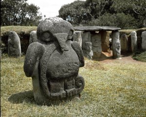 Megalithische Skulptur eines Vogels, der eine Schlange hält von Pre Columbian Pre Columbian