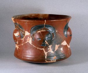 Präkolumbische Kunst, Kotosh-Kultur: Terrakottagefäß mit menschlichen Gesichtern. 1000 v. Chr.-800 n. Chr.