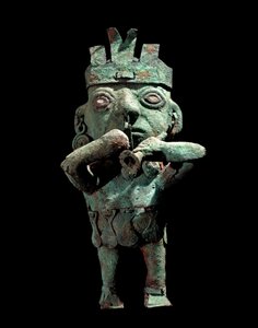 Präkolumbianische Kunst, Vicus-Kultur (Peru): Bronzestatuette, die einen Musiker darstellt. Um 200 n. Chr. Lima, Goldmuseum, Peru