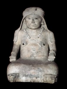 Präkolumbianische Kunst: alte Frau mit Kopfbedeckung. Skulptur aus Veracruz (Mexiko)