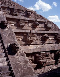 Präkolumbische Zivilisation: Blick auf die Stätte von Teotihuacan (300 v. Chr. - 600 n. Chr.): der Tempel von Quetzalcoatl oder Tempel der gefiederten Schlange. Mexiko von Pre Columbian Pre Columbian