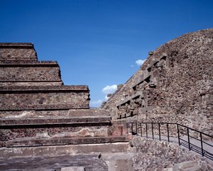 Präkolumbische Zivilisation: Blick auf die Stätte von Teotihuacan (300 v. Chr. - 600 n. Chr.): der Tempel von Quetzalcoatl oder Tempel der gefiederten Schlange. Mexiko