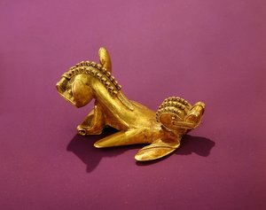 Tairona-Anhänger mit einem doppelköpfigen Tier, 7.-8. Jahrhundert n. Chr. von Pre Columbian Pre Columbian