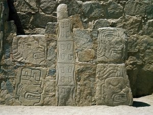 Wand mit Reliefs von Kriegern