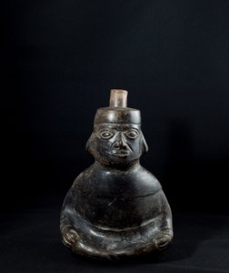 Anthropomorphe Vase mit Griff / Peru, Mochica-Kultur