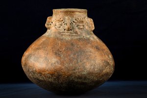 Kugelförmige Keramik mit cephalomorphem Hals / Präkolumbianische Kunst von Precolombian Precolombian