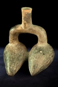 Phytomorphe Keramik mit Doppelkörper und Steigbügelgriff
