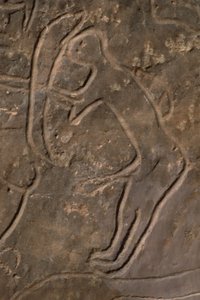 Menschliche Figur und Stierkopf (Felsgravur)