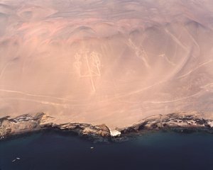 Luftaufnahme des Paracas-Kandelabers oder des Kandelabers der Anden in der Pisco-Bucht (1983) von Prehistoric Prehistoric