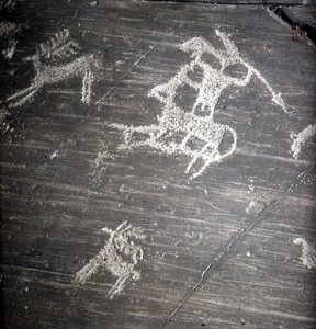 Kultur der Camunni, Vorgeschichte, Felskunst: Grabfelsen, die Jäger und Hirsche darstellen. Rocher de Naquane, in Valcamonica (Val Camonica)