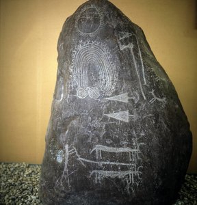 Kultur der Camunni, Vorgeschichte, Felskunst: Grabfelsen, Tiere, Pfeilspitzen und Spiralen - Stele von Bagnolo Typ 2 in Valcamonica (Camonica-Tal) (Italien) von Prehistoric Prehistoric