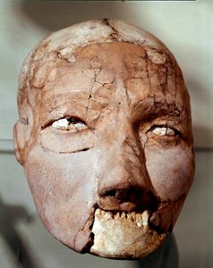 Neolithische Kunst: Menschlicher Schädel aus der Steinzeit (6000-4000 v. Chr.). Aus Jericho, Archäologisches Museum, Amman, Jordanien