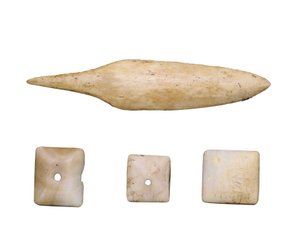 Vorgeschichte (Neolithikum): Pfeilspitze und Knochenknöpfe. Aus der Cueva Toralla (Lleida) von Prehistoric Prehistoric