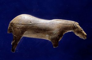 Prähistorische Kunst (Mittleres Magdalénien): Skulptur eines Pferdes aus Mammutelfenbein aus der Höhle von Espelugues (Hautes-Pyrenees)
