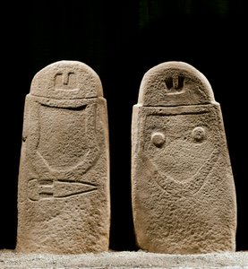 Prähistorische Kunst: zwei Menhire von Mann und Frau aus der Eisenzeit vom Fundort Lunigiana bei La Spezia, Italien. 1100-800 v. Chr. La Spezia, Museo Comunale della Civilta Lunigiana von Prehistoric Prehistoric