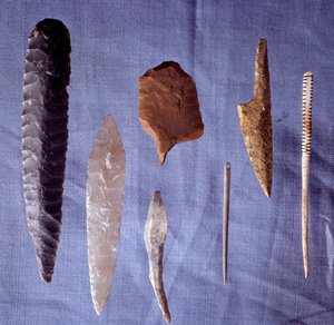 Prähistorische Werkzeuge: Feuerstein, Messer, Pfeilspitze und Nadel