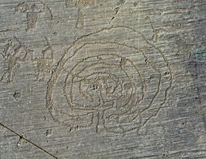 Vorgeschichte, Camunni-Zivilisation, Felskunst: Grabfelsen mit Darstellung von Kriegern mit Waffen, Schilden und Schwertern sowie einem Labyrinth. Zeitraum zwischen dem Neolithikum und der Bronzezeit. Capo di Ponte, Nationalpark der Felszeichnungen von Naq