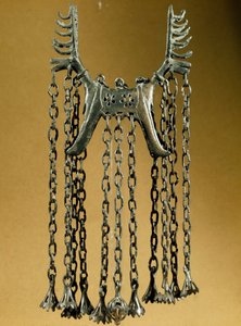 Prähistorie: Elan-förmiger Anhänger mit zwei Köpfen aus einem Fundort in Dolanlar (Aserbaidschan) Bronzezeit. Baku, Aserbaidschanisches Staatliches Religionsgeschichtliches Museum