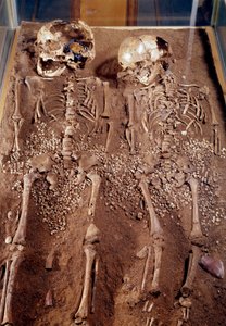 Prähistorie: Skelette von zwei Kindern. 30000-25000 v. Chr. Aus der Grimaldi-Höhle