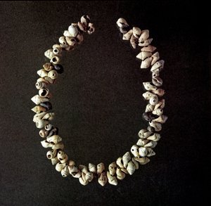 Vorgeschichte, Steinzeit: Muschelkette aus der Höhle von Polesine, Venetien. Mittleres Neolithikum. Rom, Museo Nazionale Preistorico Etnografico Luigi Pigorini