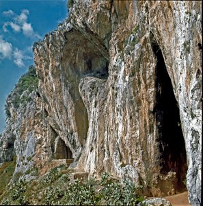 Prähistorisch: Die Höhlen von Balzi Rossi im Weiler Grimaldi in der Gemeinde Ventimiglia, Italien, bewohnt im Paläolithikum von Prehistoric Prehistoric