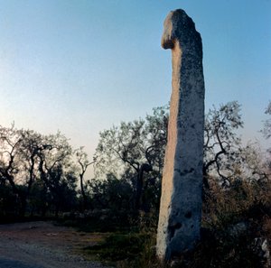 Vorgeschichte: Der Mönch. Menhir des Neolithikums (6000-3000 v. Chr.). Steinzeit. Höhe 370 cm. Modugno, Puglia, Provinz Bari, Italien von Prehistoric Prehistoric