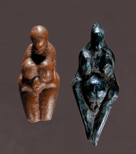 Prähistorie: „Venus von Grimaldi“ (Figuren aus gelbem und grünem Speckstein, Oberes Paläolithikum)