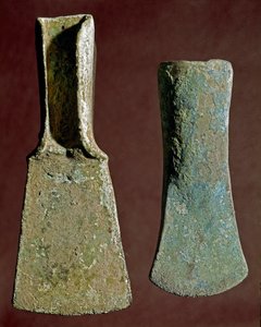Vorgeschichte: Axt und Speerspitze aus Feuerstein. Zivilisation der Apenninen (oder italienische Bronzezeit). 1400-1300 v. Chr. Perugia, Museo Archeologico Nazionale dell
