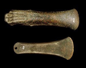 Prähistorisch: Äxte aus Kampanien. Ende der Bronzezeit. Avellino, Museo Archeologico Irpino, Italien
