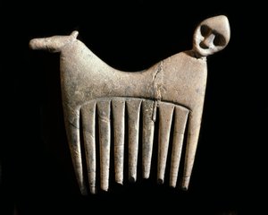 Vorgeschichte: Knochenkamm mit einem Kopf von Mensch und Pferd von der Insel Gotland. Steinzeit. Schwedisches Nationalmuseum für Altertümer, Stockholm, Schweden
