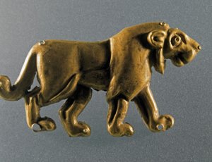Prähistorie: Löwenstatuette aus Goldblättern aus dem Kurgan von Maikop (Kaukasus). 3000-2500 v. Chr. Kupferzeit. Sankt Petersburg, Eremitage, Russland von Prehistoric Prehistoric