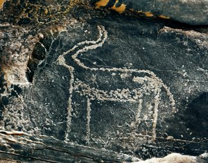 Felskunst: Grabstein mit Darstellung einer Antilope. Steinzeit 5000-2000 v. Chr. Taghit, Hochplateau von Hoggar, Algerien