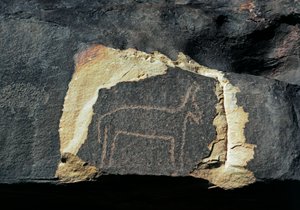 Vorgeschichte, Felskunst: Grabfelsen mit Darstellung einer Antilope. Steinzeit 5000-2000 v. Chr. Taghit, Hochplateau von Hoggar (Ahaggar), Algerien