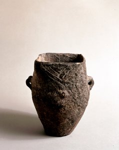 Vorgeschichte: Terrakottavase mit quadratischer Öffnung aus dem Neolithikum aus der Caverna Delle Arene in Candide (Ligurien). Pegli, Museo Villa Pallavicini
