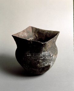 Vorgeschichte: Terrakottavase mit quadratischer Öffnung aus dem Neolithikum aus der Caverna Delle Arene in Candide (Ligurien). Pegli, Museo Villa Pallavicini