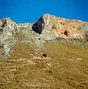 Vorgeschichte: Der Kamm von Monte Palmeto mit einer Höhle aus der Paläolithikum. Monte Palmeto, Palermo, Italien