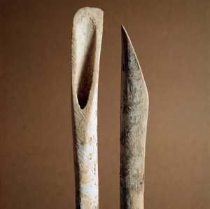 Prähistorisch: Werkzeuge zum Entfernen der Rinde von Schienbeinknochen von Ziegen und Schafen aus der Nekropole von Arene Candide (Finale Ligurien), Ligurien. Mittleres Neolithikum, Steinzeit. Genua, Museo di Archeologia Ligure