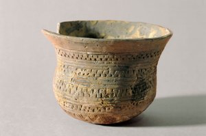 Vorgeschichte: Vase in Glockenform. Neolithikum (Terrakotta)